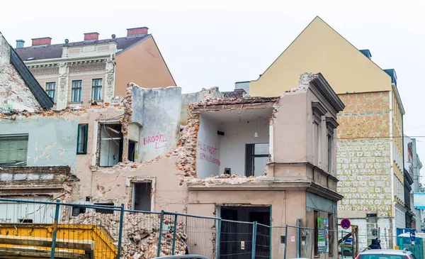 Demolição de uma casa velha. espaço para nova construção — Fotografia de Stock