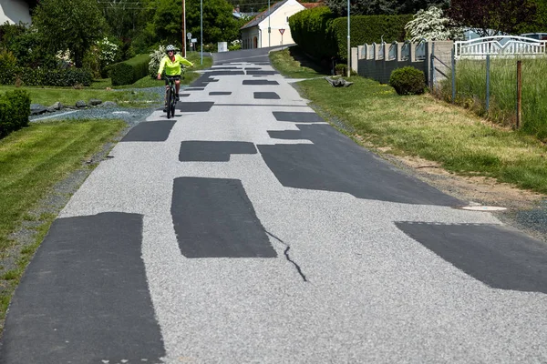 许多人修整了社区的道路 — 图库照片