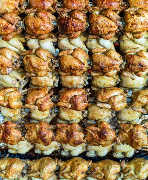 Rotační stroj jsou celé kuře grilované kuře — Stock fotografie