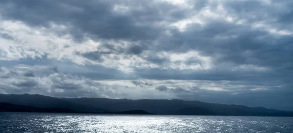 Nuages et mer. arrière-plan avec espace de copie — Photo