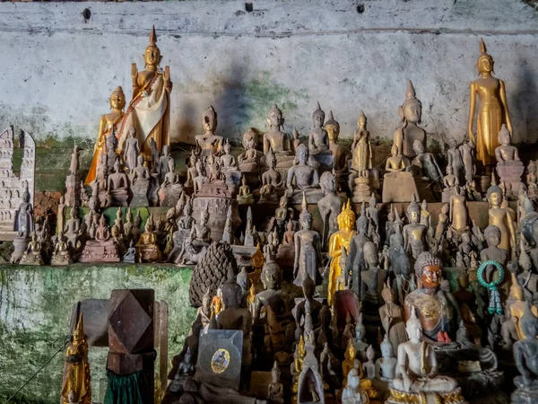 Luang prabang, laos - November 19, 2018: buddahs pak ou caves — стоковое фото