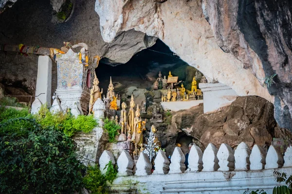 Luang prabang, Laosz - november 19-én 2018-ban: buddahs pak ou barlangok — Stock Fotó
