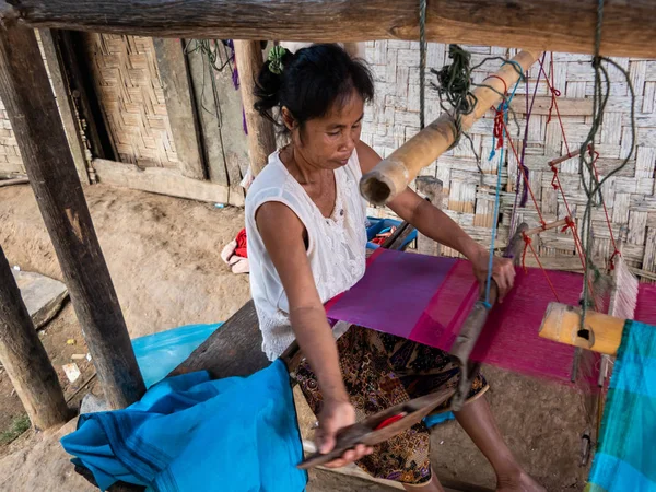 Ban boe bak baw, laos - November 19, 2018: woman at the loom — стоковое фото