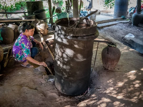 Ban sang hai, laos - 11 9, 2018 : distillation du schnaps — Photo