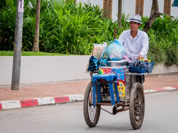 ルアンパバーン郡, ラオス - 11 20、2018: 負荷自転車 — ストック写真