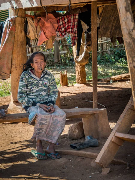 Near pakse, laos - 11 24, 2018: mulher à espera — Fotografia de Stock
