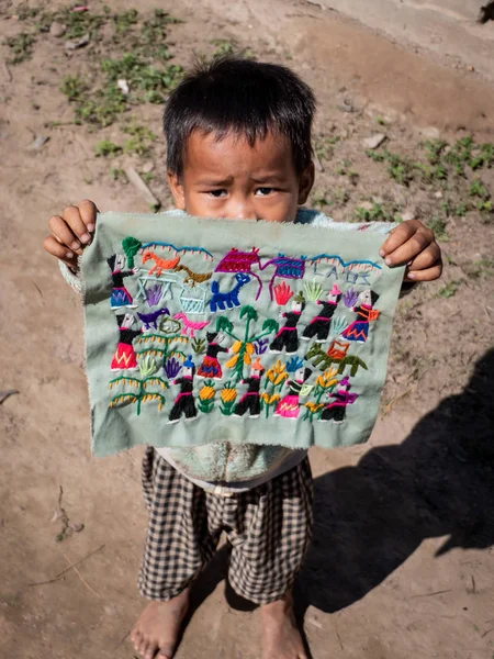 Ban boe bak baw, laos - 19 de noviembre de 2018: niño melancólico —  Fotos de Stock