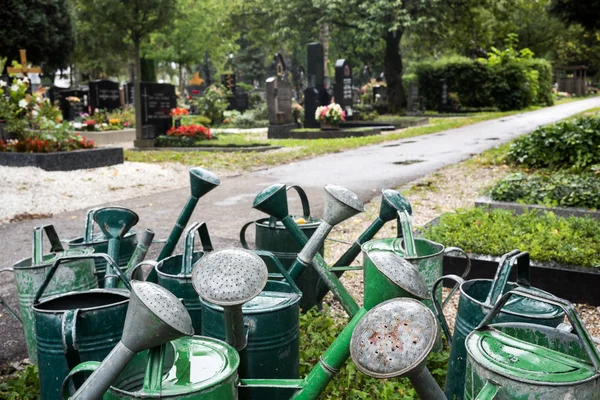 Regar latas em um cemitério — Fotografia de Stock
