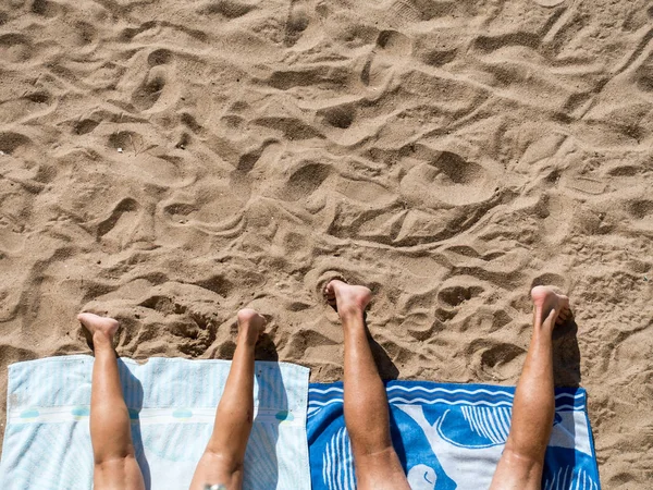 Coppia di prendere il sole sulla spiaggia — Foto Stock