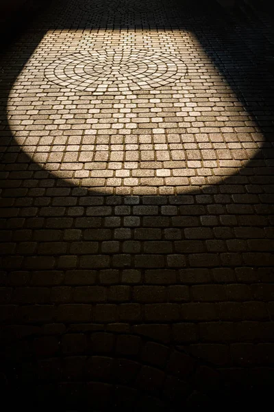 Cobblestones in the backlight in a driveway. — Stock Photo, Image