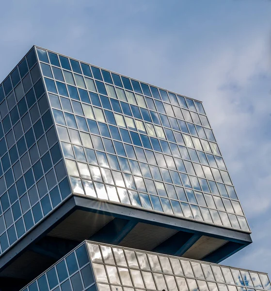 Fenêtre devant un immeuble de bureaux — Photo