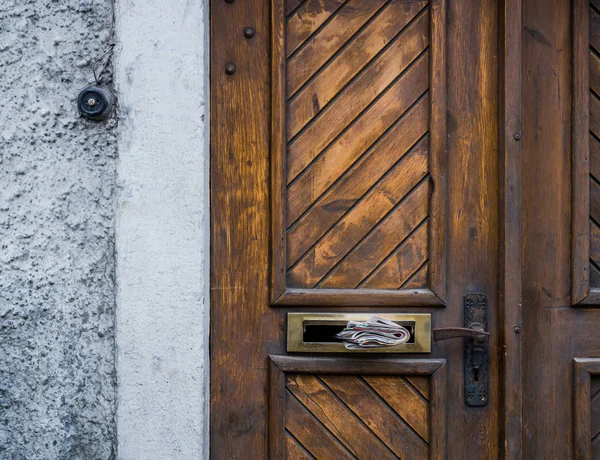 Porta da frente com jornais e campainha — Fotografia de Stock