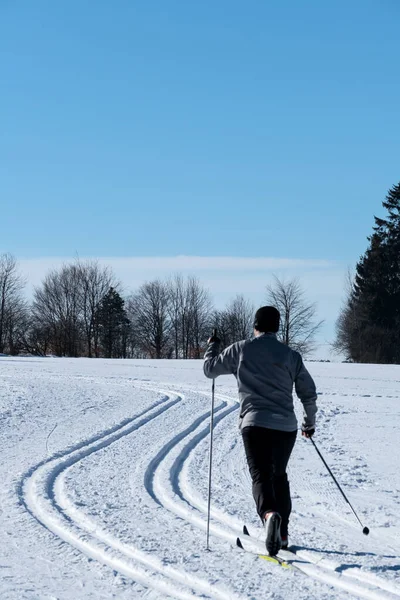 Зимові види спорту катання на лижах — стокове фото