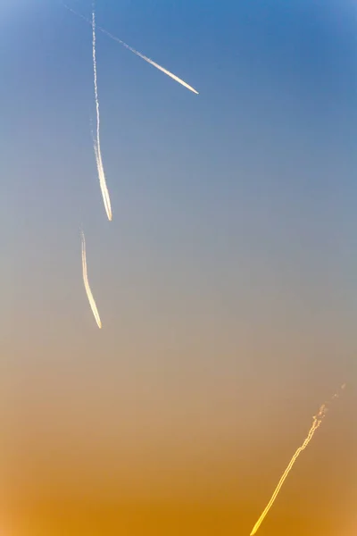 空に飛行機雲 — ストック写真