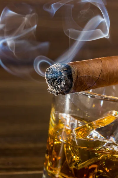 Whisky y cigarro — Foto de Stock