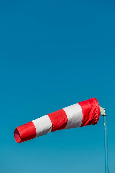 Windsock na frente do céu azul — Fotografia de Stock