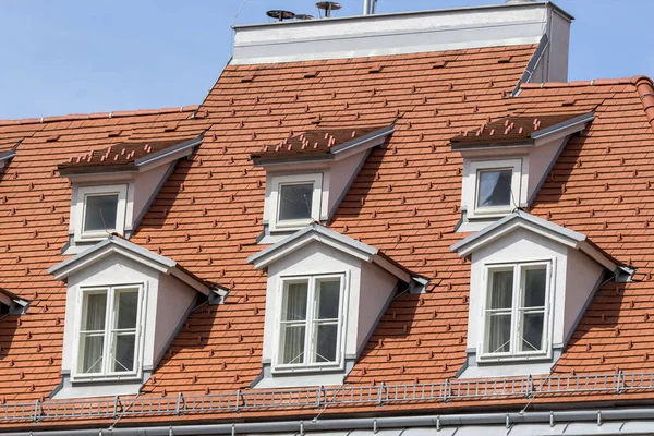 Konverterade takvåningar med takkupor — Stockfoto