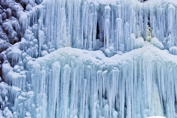 Kışın donmuş şelale — Stok fotoğraf
