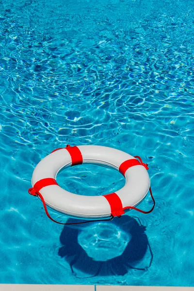 Boia salva-vidas em uma piscina — Fotografia de Stock