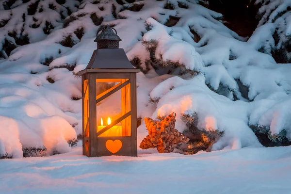 Lucerna na Vánoce na sněhu — Stock fotografie