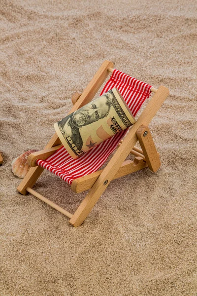 Chaise longue avec tirelire et dollars — Photo