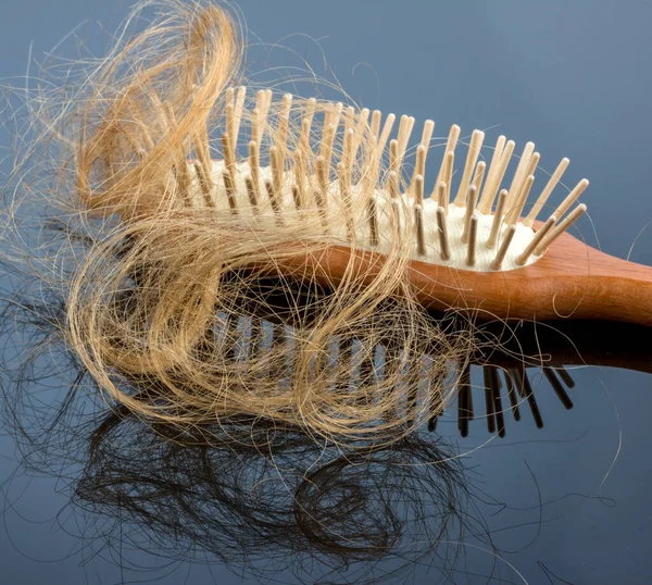 Escova de cabelo com cabelo — Fotografia de Stock
