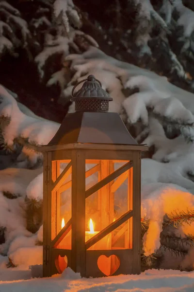 Lykta för jul i snön — Stockfoto