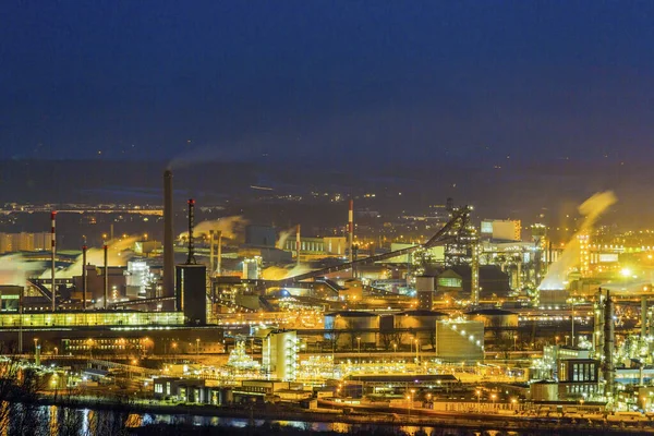 Austria, linz, zona industriale la sera — Foto Stock