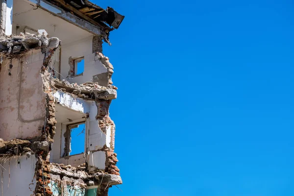 Casa é demolida para abrir espaço para nova construção — Fotografia de Stock