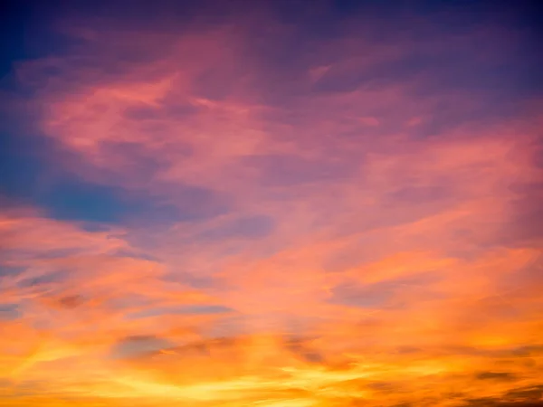 Dramatischer Sonnenuntergang mit Wolken — Stockfoto