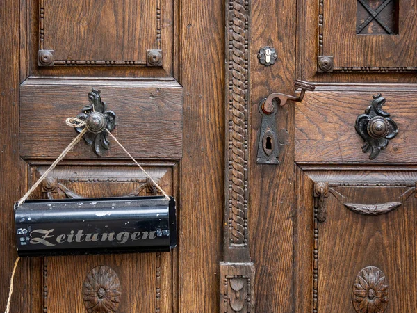 Porta da frente velha com uma caixa para o jornal — Fotografia de Stock