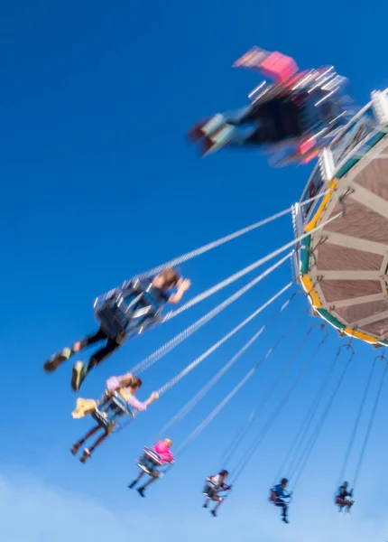 Karusell på en mässa med himmel — Stockfoto