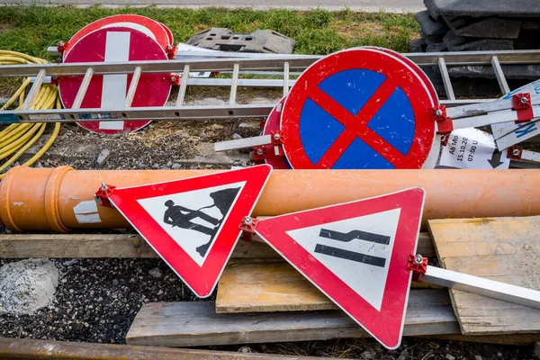 Construcción de carreteras. señales del sitio de construcción están tirados alrededor — Foto de Stock