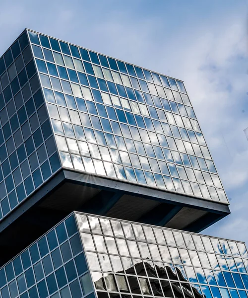 Fenêtre devant un immeuble de bureaux — Photo