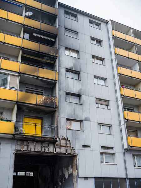 Városi apartman épület Linz után a tűz — Stock Fotó