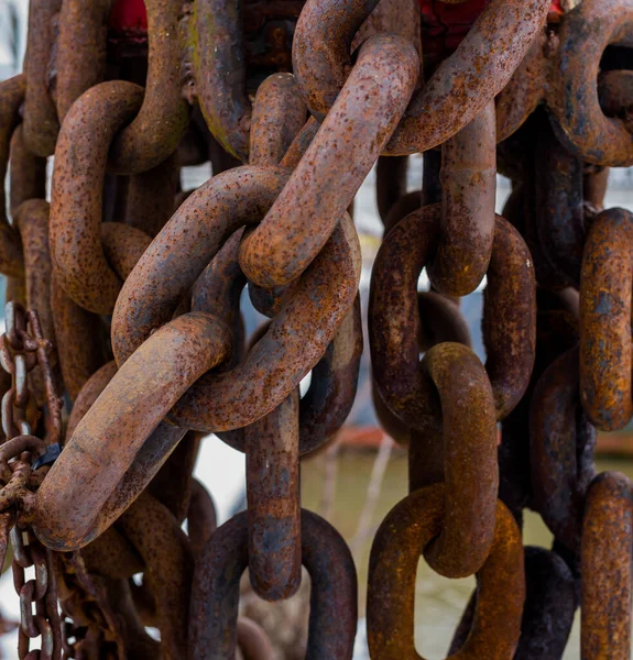 Rusted iron chain on a harbour — Stock Photo, Image