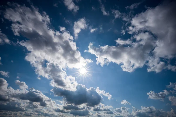 Sonne und Wolken am Himmel — Stockfoto