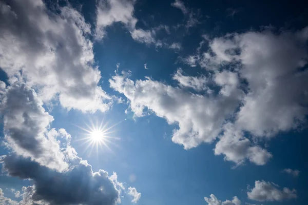 Ήλιος και σύννεφα στον ουρανό — Φωτογραφία Αρχείου