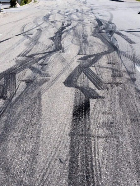 Spuren des Reifenverschleißes auf einer Straße — Stockfoto