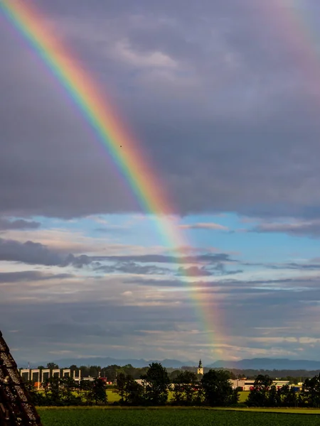 Regenbogen nach Regen am Himmel — Stockfoto