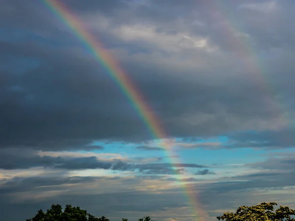 Regenbogen nach Regen am Himmel — Stockfoto