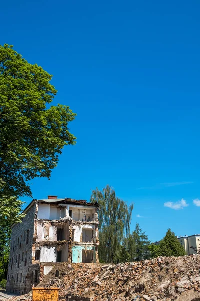 House is demolished to make room for new construction — Stock Photo, Image