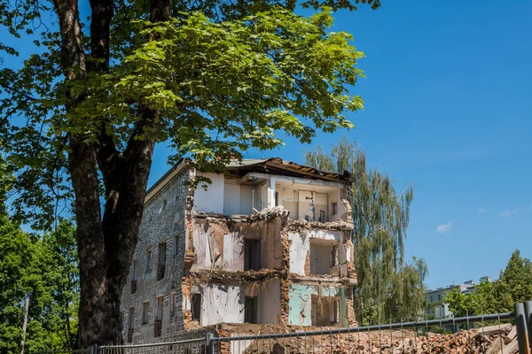 Haus wird abgerissen, um Platz für Neubau zu schaffen — Stockfoto