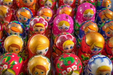 renkli Rus ahşap bebek