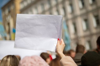 Kızın elinde kağıt levha