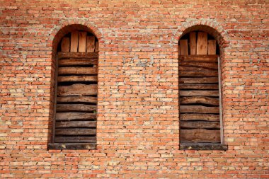  Tuğla duvar, iki Windows . 