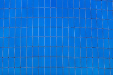 Mavi gökyüzü bir cam buildin yansıtan