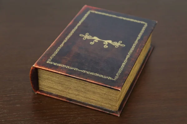 Tahta Masadaki Eski Kitap — Stok fotoğraf