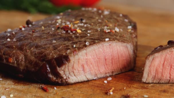 Carne Cozida Bife Médio Corte Raro Com Uma Faca — Vídeo de Stock