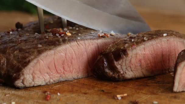 Gekookt Rundvlees Biefstuk Medium Zeldzame Gesneden Met Een Mes — Stockvideo